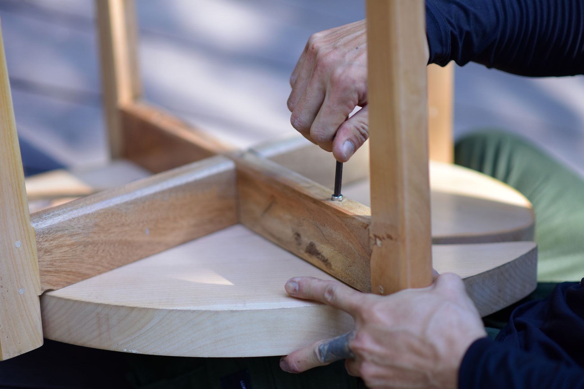 Reparatur und Montage eines Möbelstücks