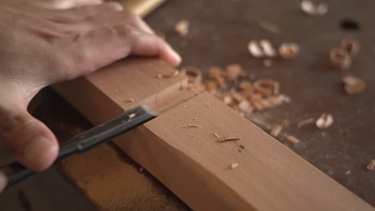 Stemmeisen putzt eine Holzverbindung aus